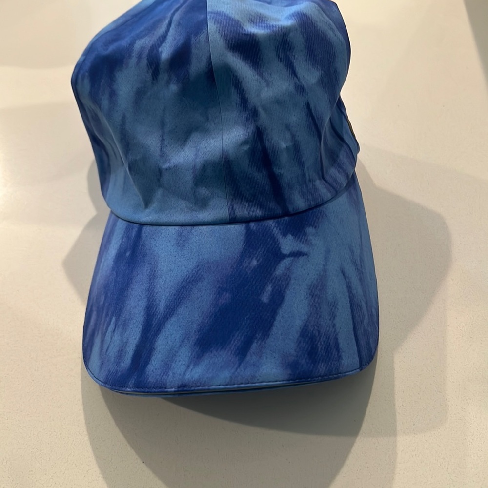 Blue tie dye Lululemon running hat.